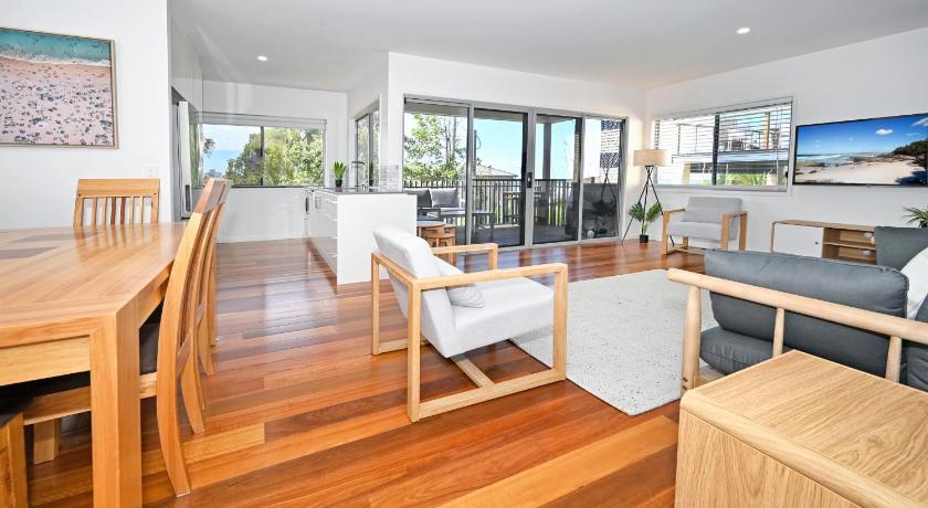 Spacious New 2 bedroom Kings Beach Townhouse ZF2