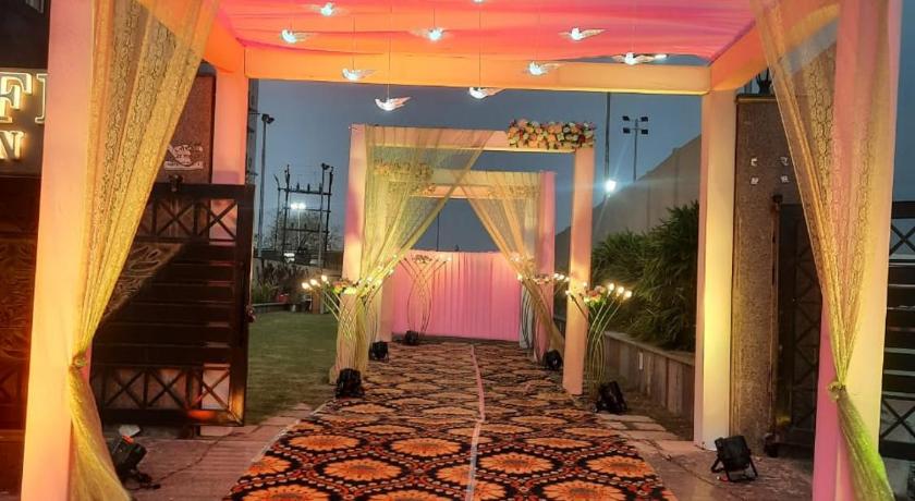 ROYAL CLIFF HOTEL & RESORTS – Nagpur, OH