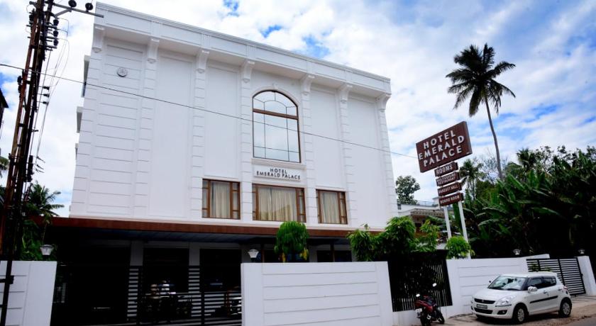 HOTEL EMERALD PALACE