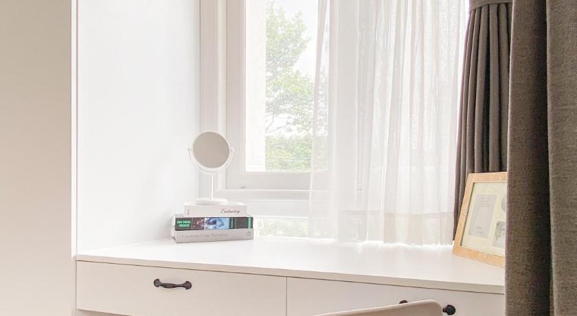 호치민 제우스 리빙 - 룸 인 빌라 언 푸 (Zeus Living - Room in Villa An Phu) 3성급 호텔 스위트룸