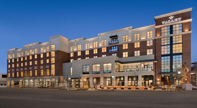Valley Hotel Homewood Birmingham, Curio Collection by Hilton photo