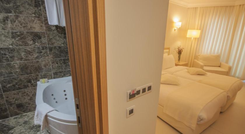 Image of Standard Triple Room with Sea View 17
