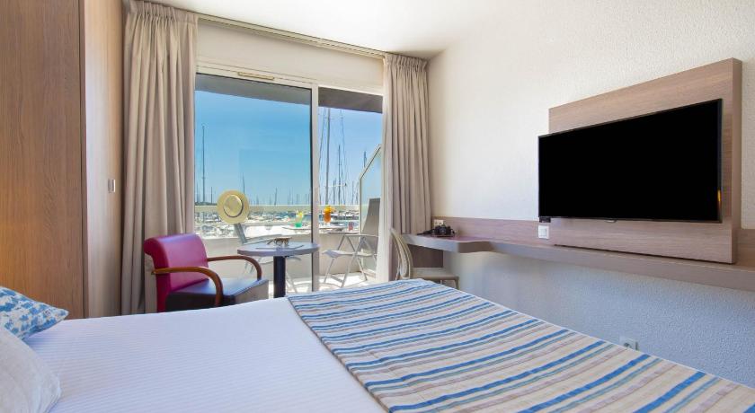 Image of 1 Queen Bed, Nonsmoking, Privilege Room, Balcony, Portside 10