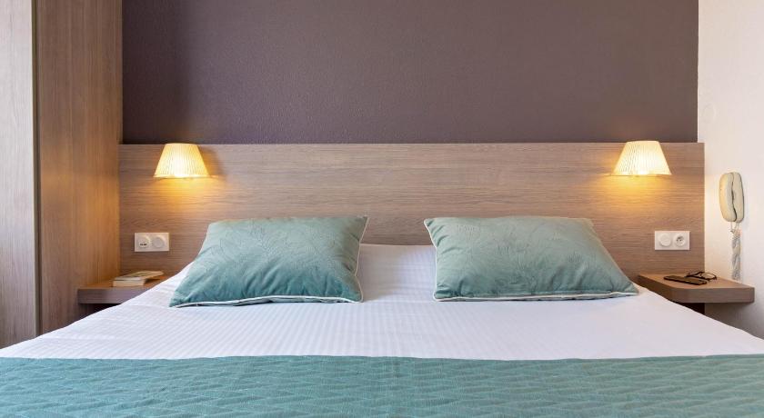 Image of 1 Queen Bed, Superior Room, Poolside, Sea View, Nonsmoking 11