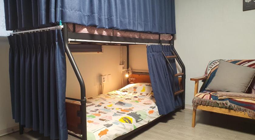 Image of Bed in 6-Bed Female Dormitory Room 5