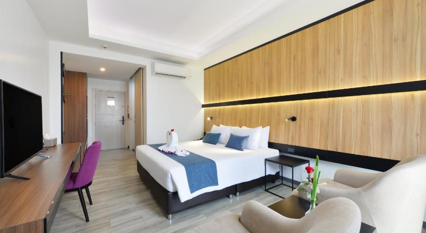Image of Executive King Lake View 5