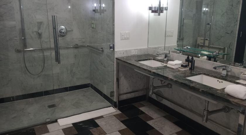 Image of Deluxe King Room with Balcony - Mobility Accessible 1