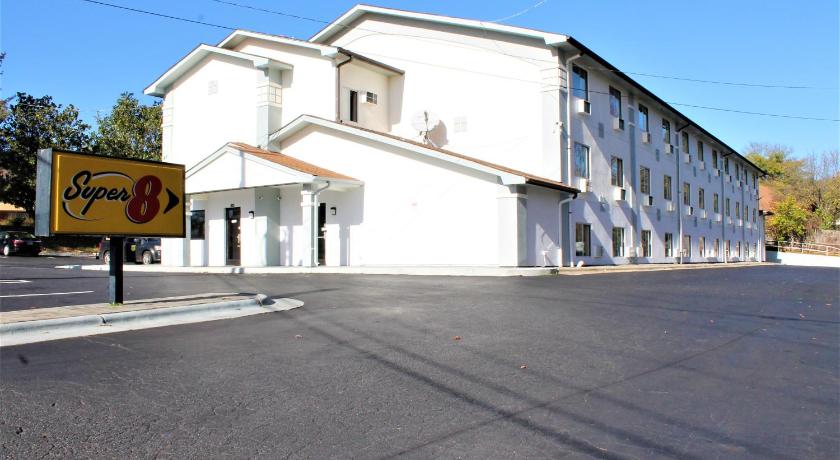 Super 8 By Wyndham Greensboro/Coliseum/Conv. photo
