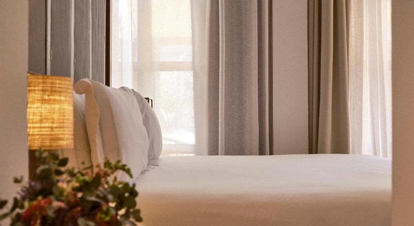 Kétszemélyes ággyal vagy 2 külön ággyal erkéllyel (Double or Twin Room with Balcony) fotója 7