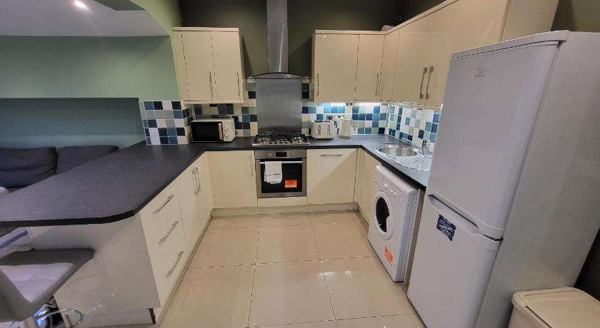 Large 4 Bedroom House in Central London - image 6