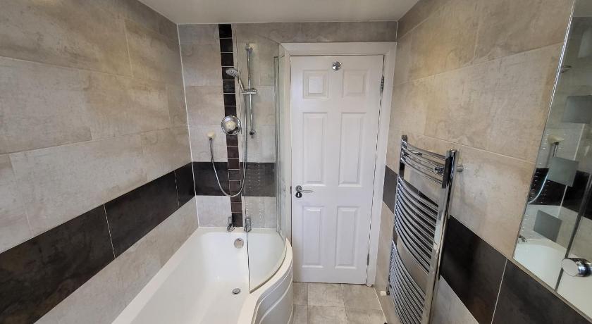 Large 4 Bedroom House in Central London - image 12