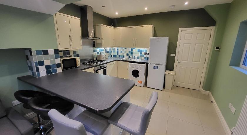 Large 4 Bedroom House in Central London - image 5