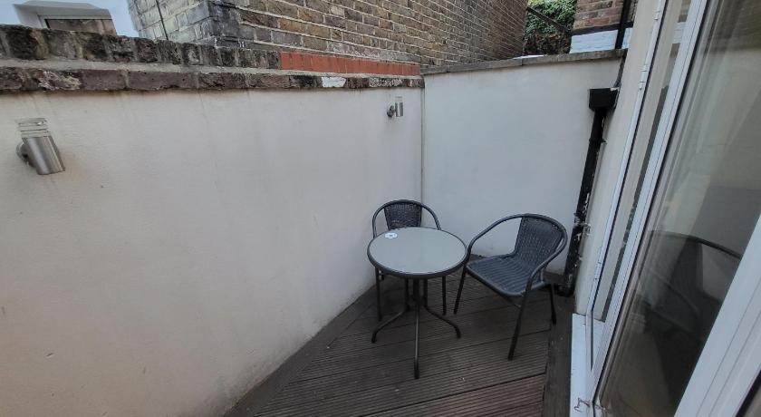 Large 4 Bedroom House in Central London - image 2