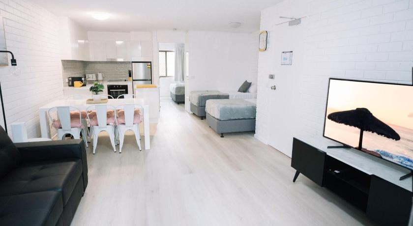 Surfers Paradise- meters from the beach! photo