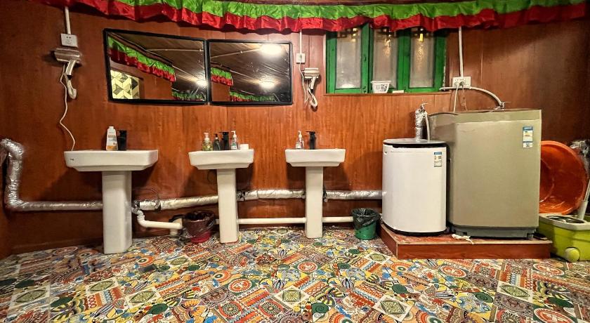 더친 / 디칭 Tavern Hostel仁和客栈 호텔 수영장