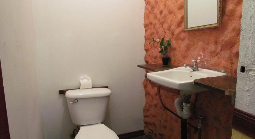 Image of Family Room with Shared Bathroom 3