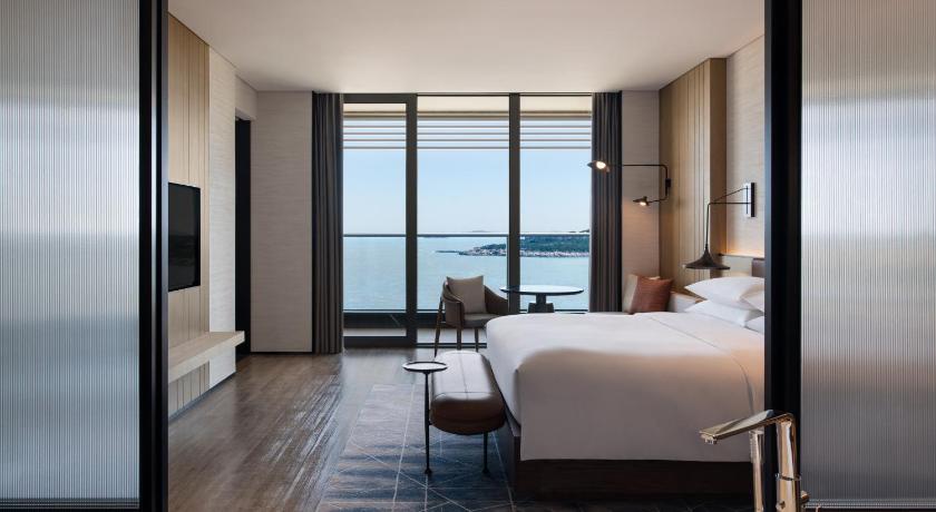 Image of Deluxe Oceanview Suite, 1 Bedroom Suite, 1 King, Balcony 1