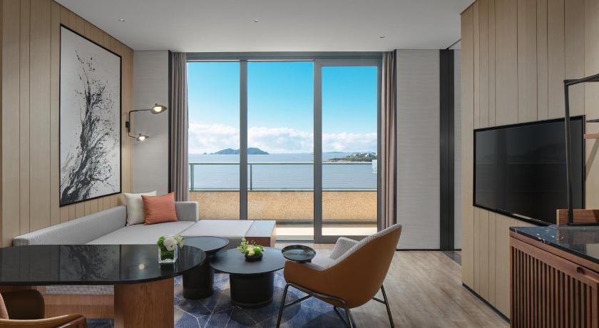 Image of Deluxe Oceanview Suite, 1 Bedroom Suite, 1 King, Balcony 0