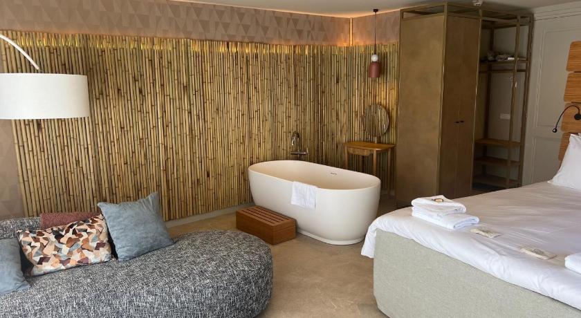 Image of Deluxe Queen Suite 1