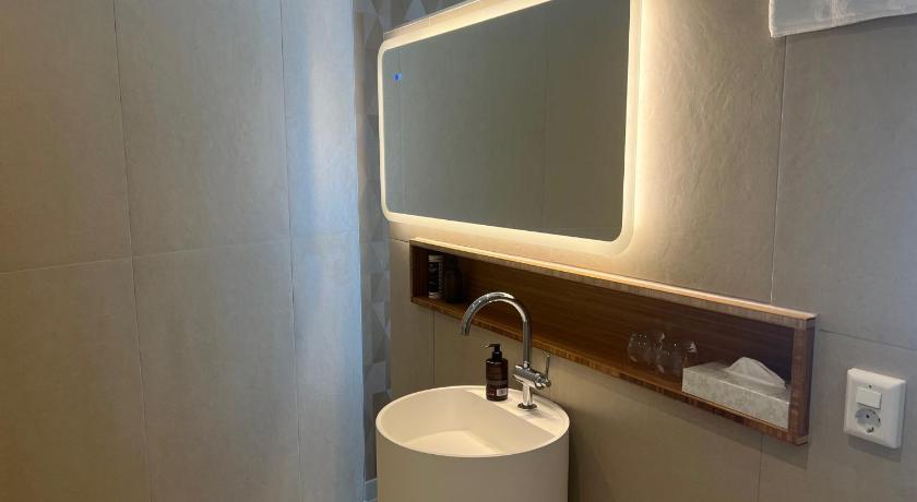 Image of Deluxe Queen Suite 2