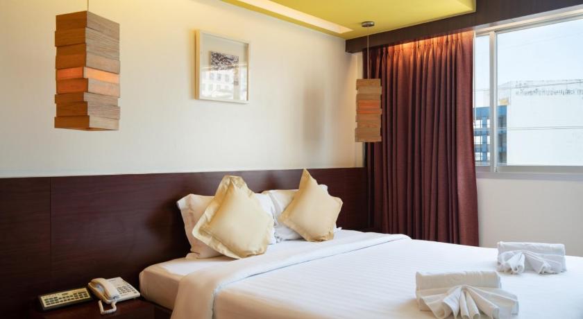 Image of Deluxe Room with 1 King Bed 4