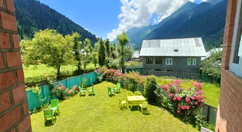 Kolahoi Heights Guest House photo