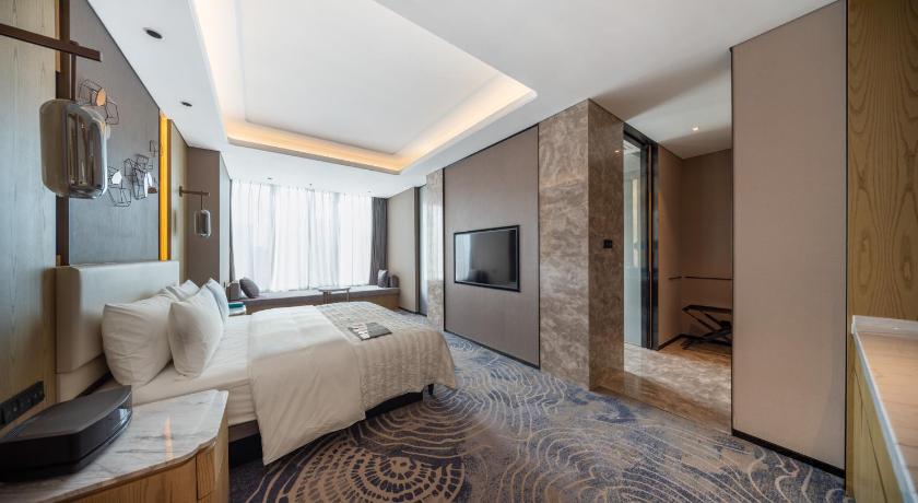 Image of Panorama Corner Suite, Club lounge access, 1 Bedroom Larger Suite, 1 King 4