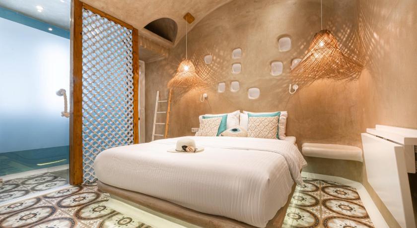 AMMOS at AmazeU Suites Naxos