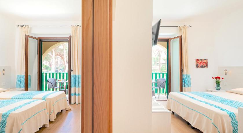 Image of Family Room with Garden View 8