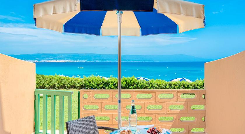 Image of Standard Triple Room with Sea View 5