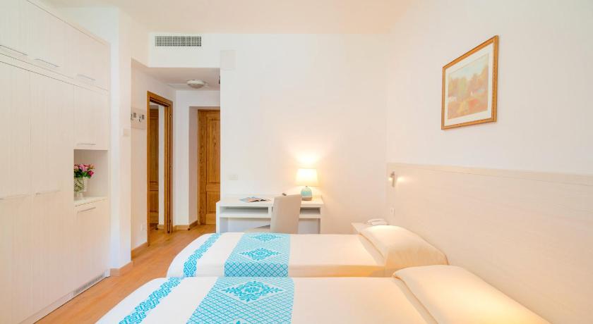 Image of Family Room with Garden View 6