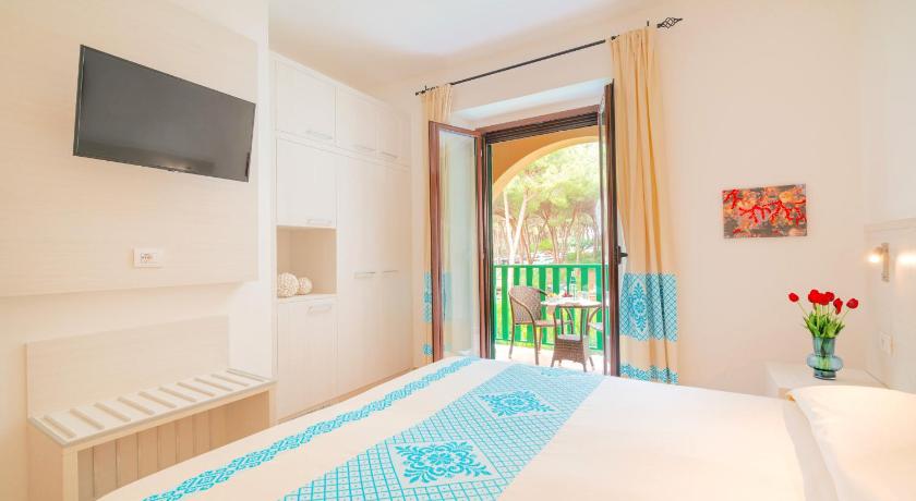 Image of Family Room with Garden View 3