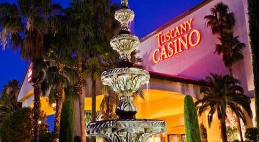 a statue of a man sitting on top of a palm tree, Tuscany Suites and Casino Hotel in Las Vegas (NV)