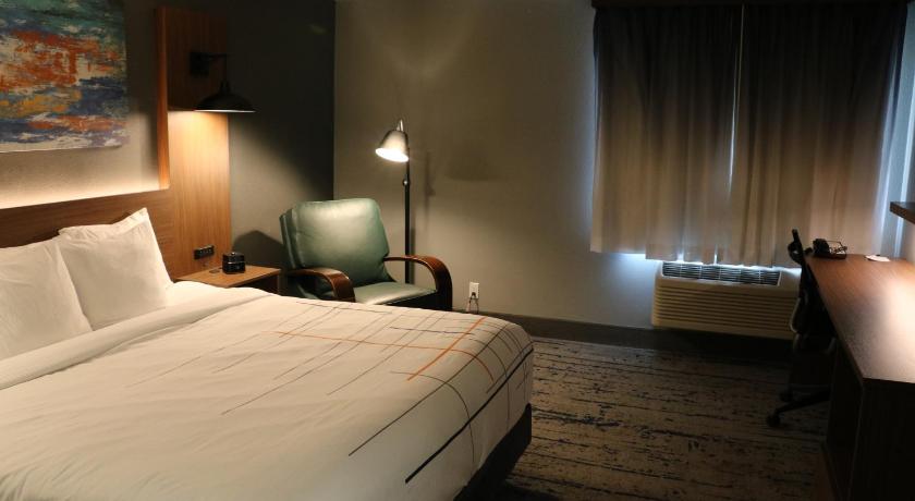 La Quinta Inn & Suites by Wyndham Chicago Gurnee photo