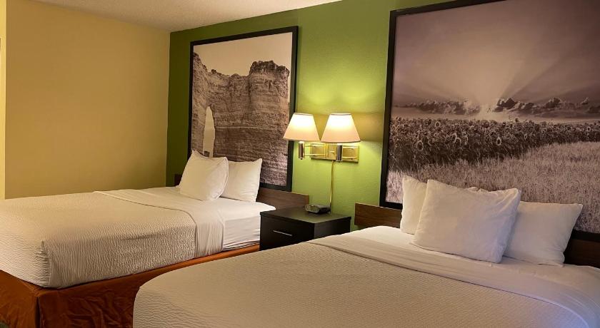 Super 8 By Wyndham Colby photo