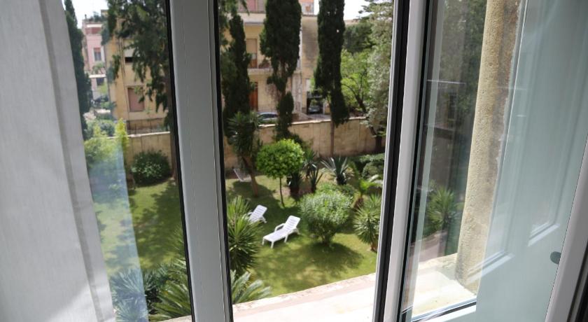 Image of Junior Suite with Garden View 4
