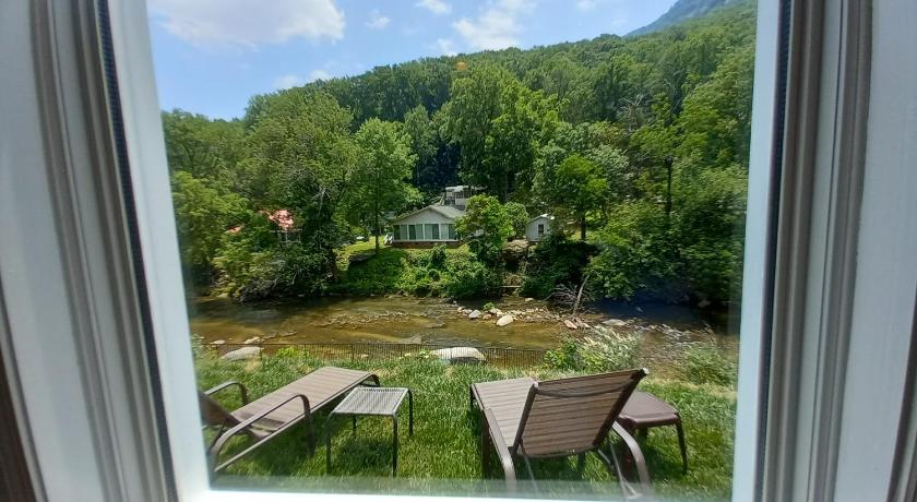 Carter Lodge - On The River photo