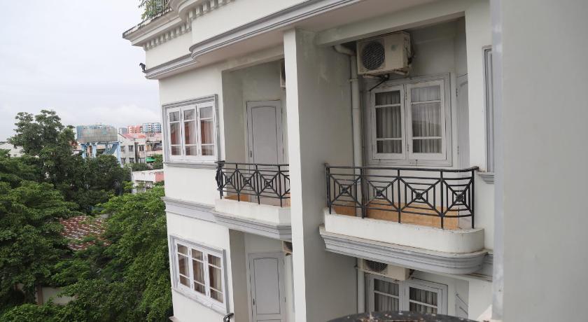 Image of Deluxe with Balcony 7