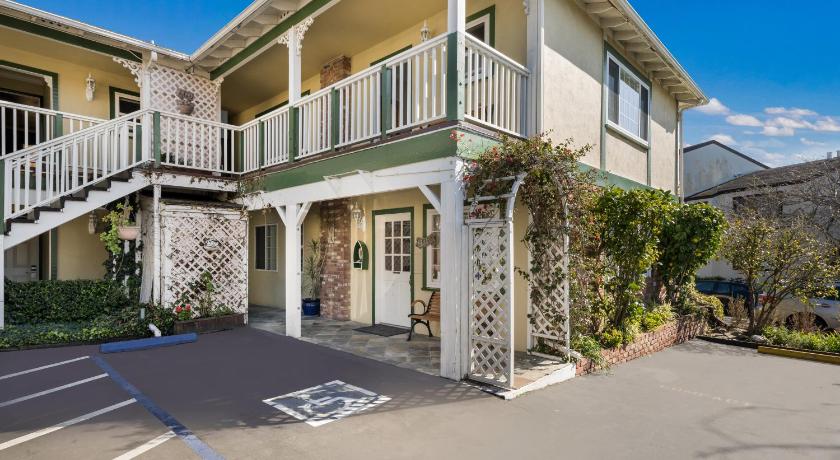 Carmel Inn & Suites photo