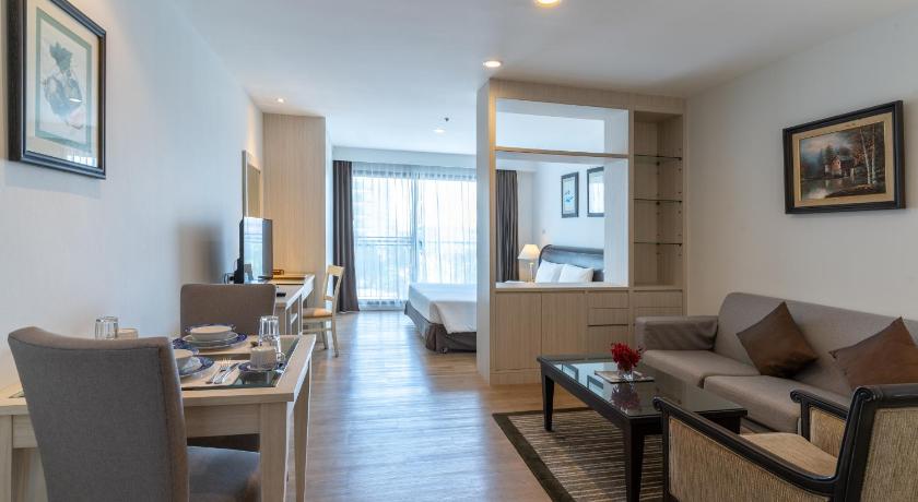 Image of Studio Suite King with Balcony and Kitchenette 3