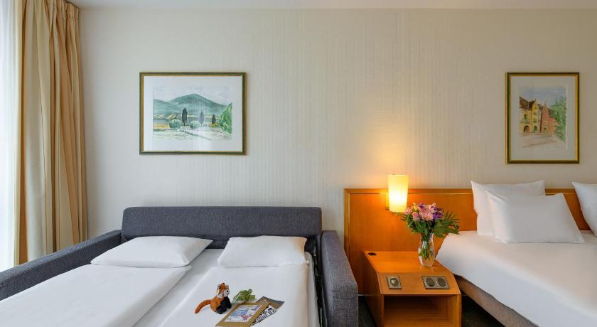 صورة Double bed with a sofa bed for two guests 0