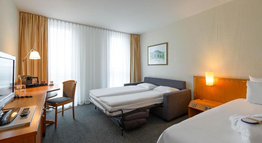 صورة Double bed with a sofa bed for two guests 1