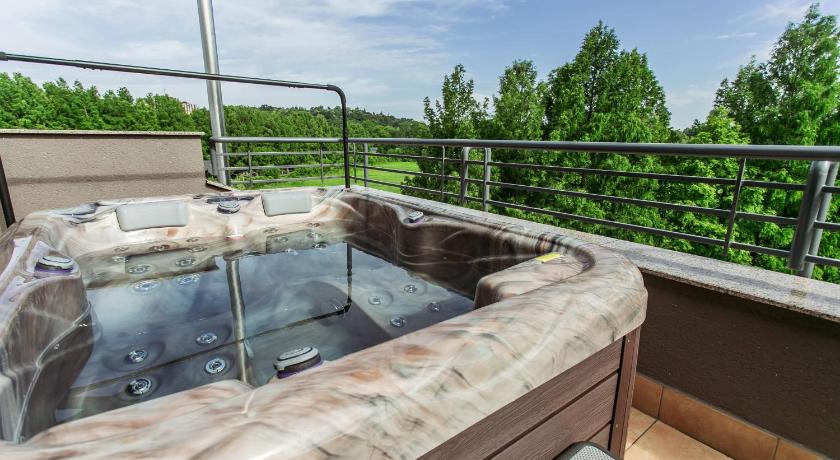 Image of Deluxe Suite with Spa Bath 12