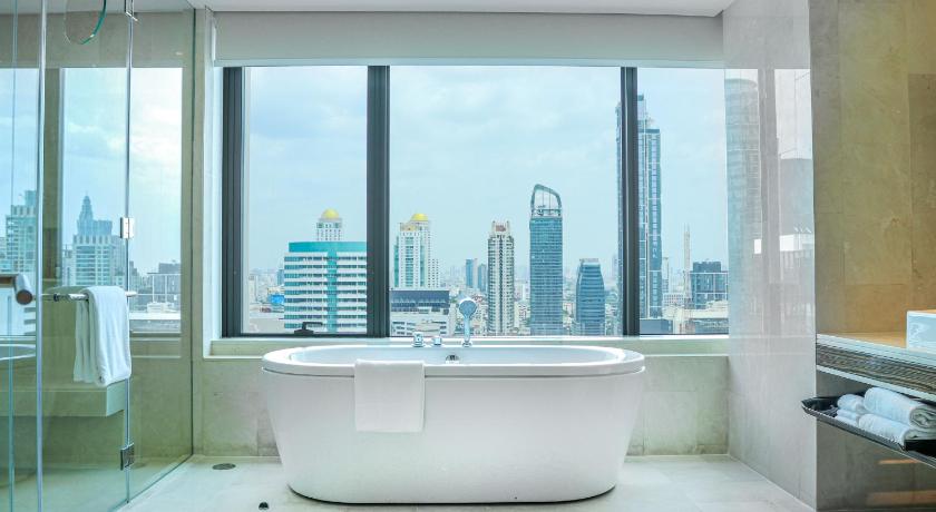 Image of Renaissance Suite, Club Lounge Access, 1 Bedroom Larger Suite, 1 King, Corner Room 4