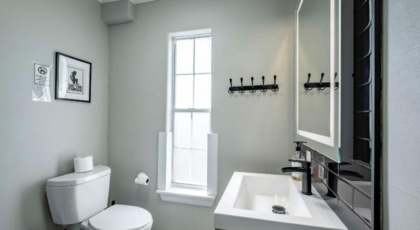 3BR HOME SLEEPS 8 DOWNTOWN Med CTR /pet/EV photo