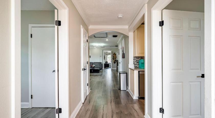 3BR HOME SLEEPS 8 DOWNTOWN Med CTR /pet/EV photo