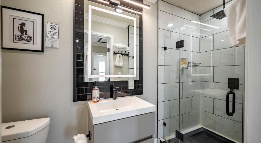 3BR HOME SLEEPS 8 DOWNTOWN Med CTR /pet/EV photo