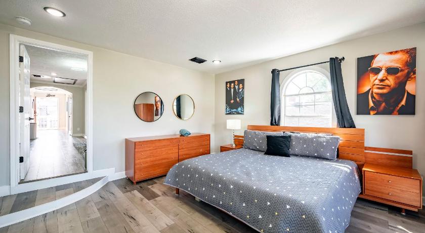 3BR HOME SLEEPS 8 DOWNTOWN Med CTR /pet/EV photo