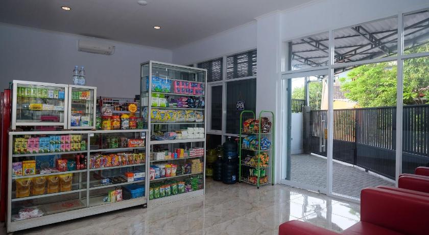 RedDoorz Syariah near Transmart Pabelan Solo – Kartasura, SD