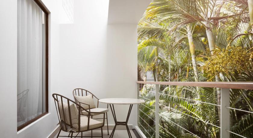 Image of Deluxe Room Pool View 9